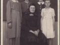 Familie Hetzer, Haus 43-V - Mutter Anna und von li.: Karolina, Elisabeth, Margaretha, Anna